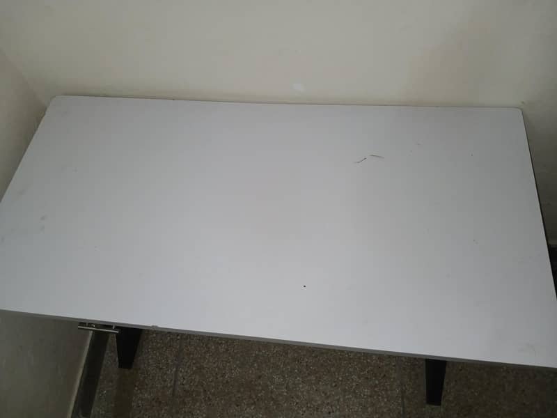 Table in good condition 1