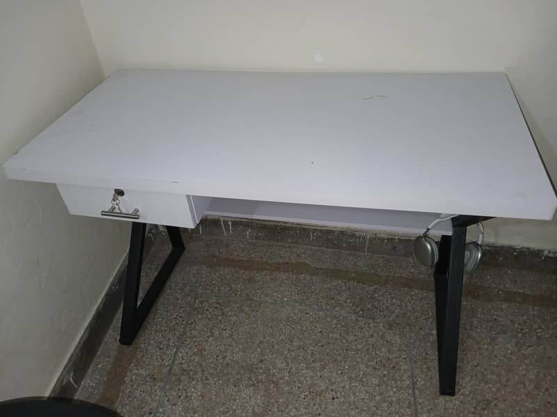 Table in good condition 2