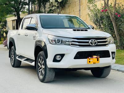 Toyota Revo 2017 model jis Bhai kochahiye num py rabta kara03182924781