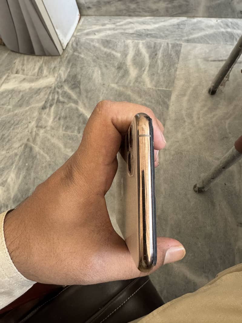 iPhone 11 Pro Max 4