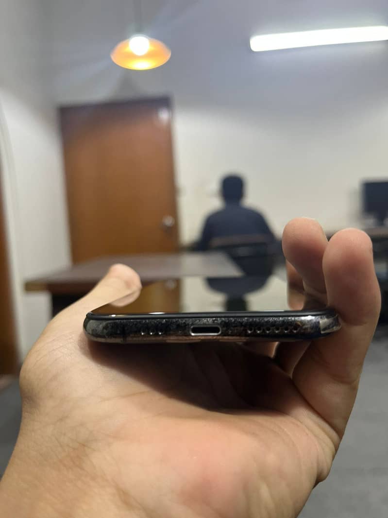 iPhone XS 3