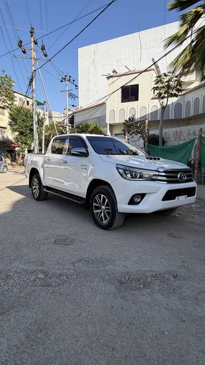 Toyota hilux Revo V