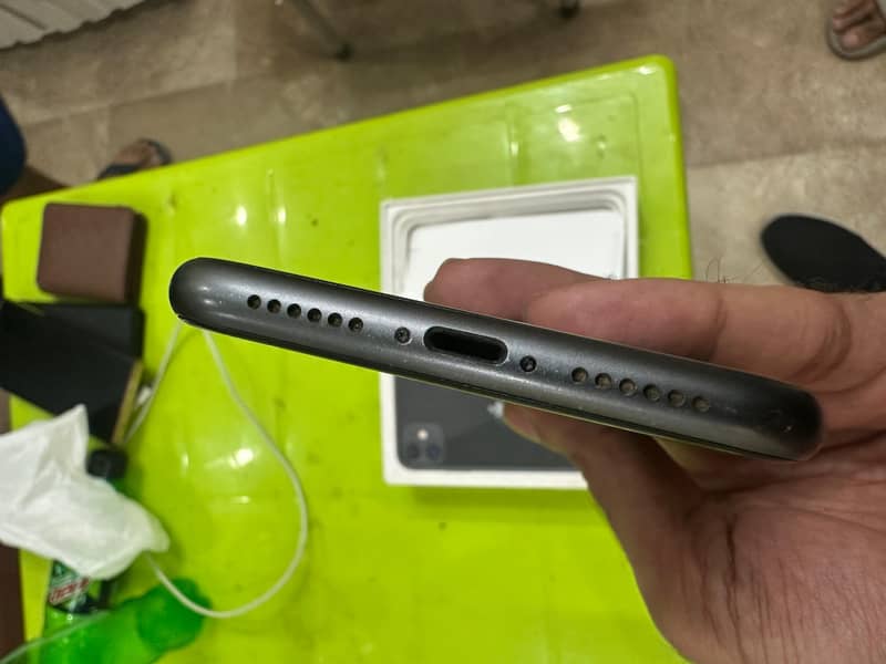 Apple iPhone 11 4