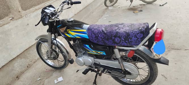 125 2013 model black colour Karachi number