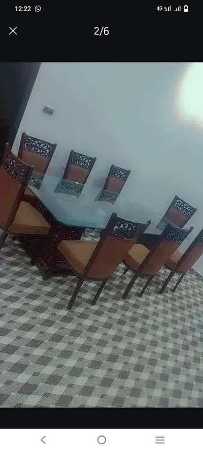 dinning table with 8 chairs in lush condition