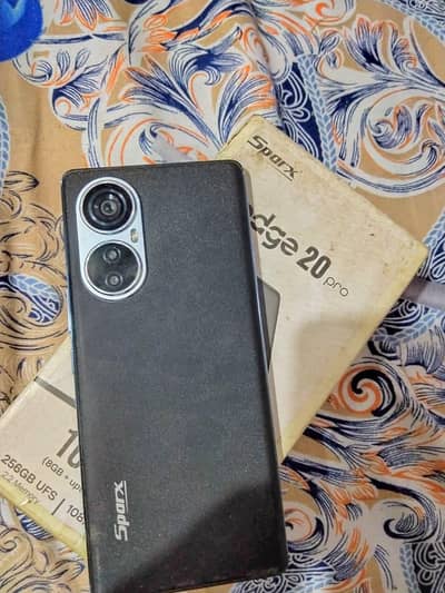 edge 20 pro 10/10 with box