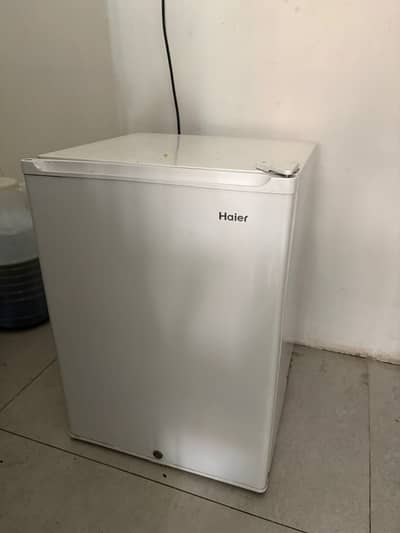 Single door mini fridge