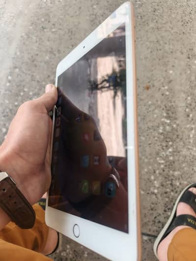 IPAD MINI 5 Condition 7/10 storage 64gb
