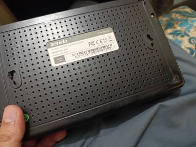 Tenda S16 desktop switch