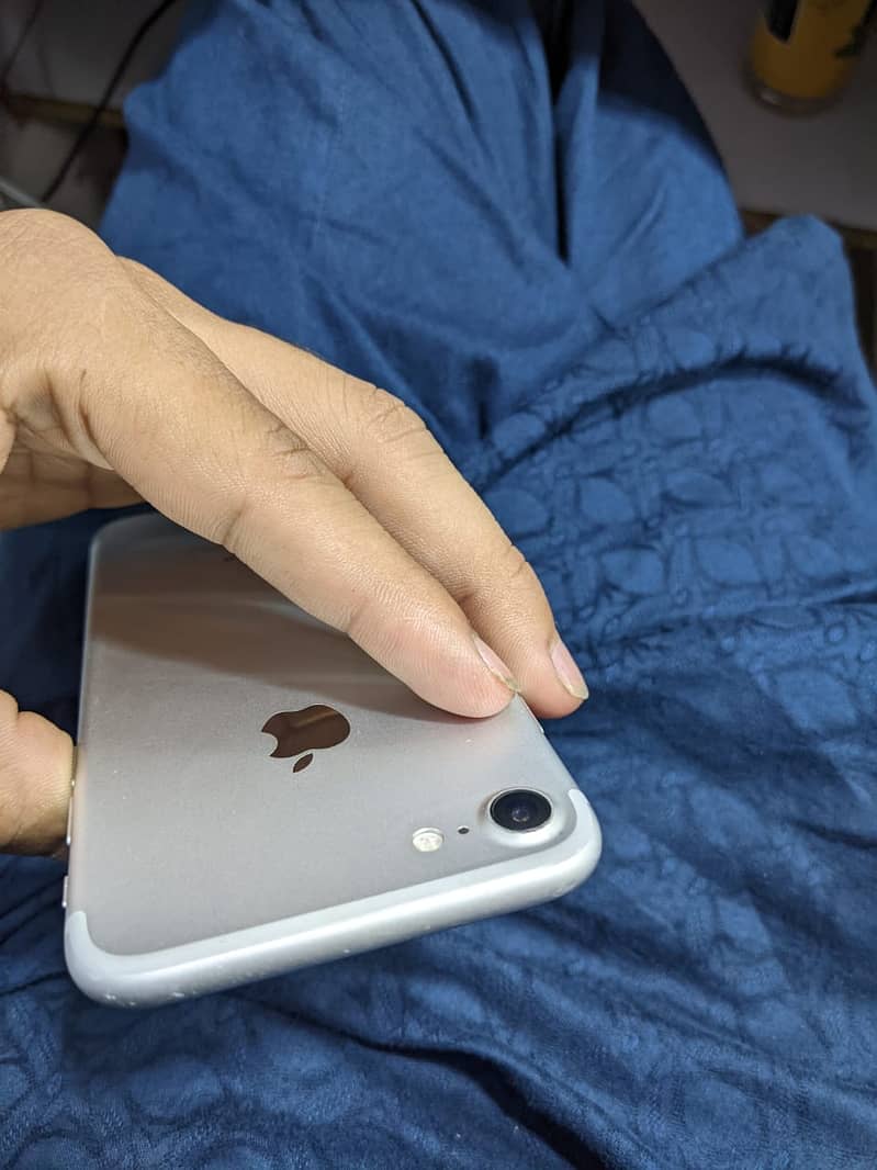 Apple iPhone 7 2