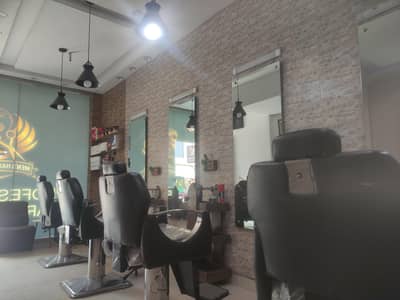 Saloon pr larka ki zarurat hai