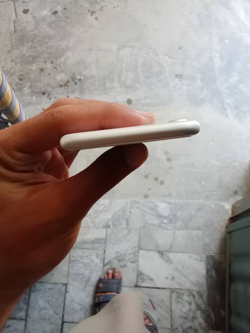 Iphone 8 10/10 condition 3