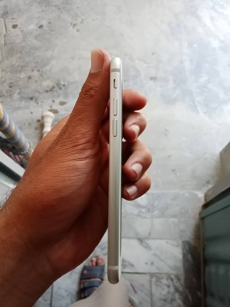 Iphone 8 10/10 condition 4