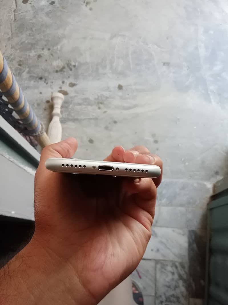 Iphone 8 10/10 condition 6