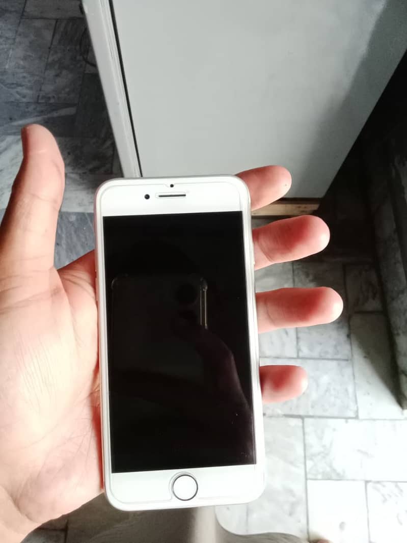 Iphone 8 10/10 condition 7