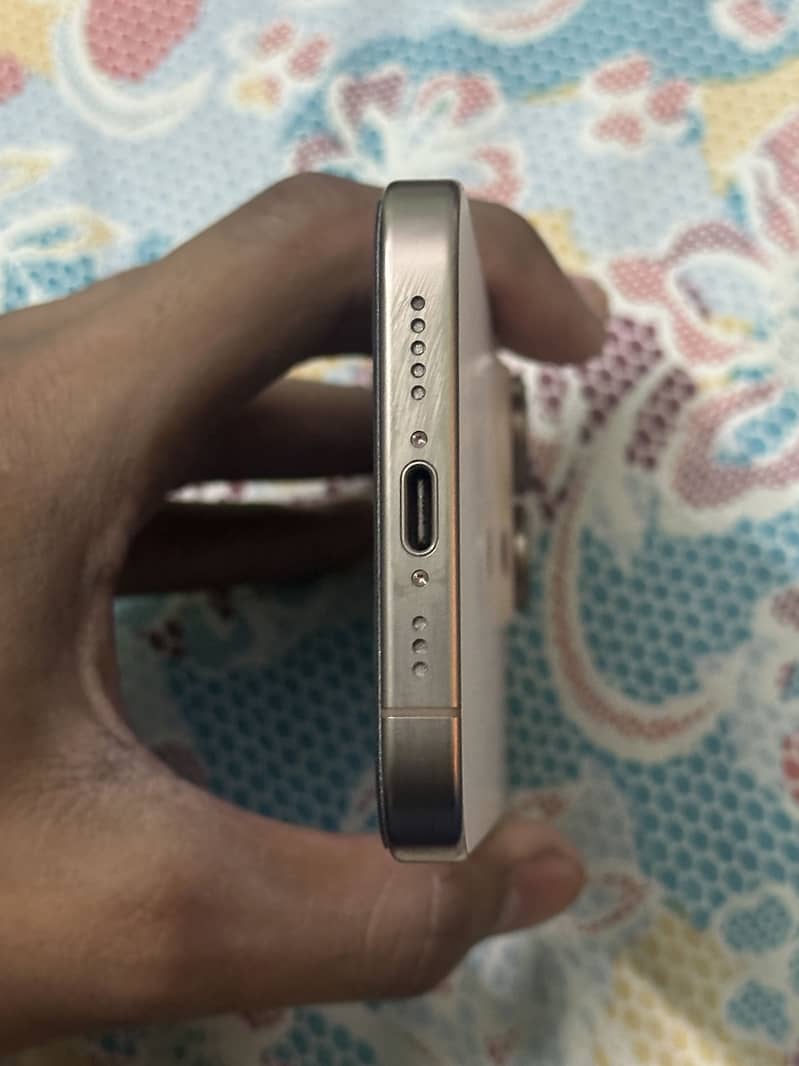 iPhone 16 pro 4