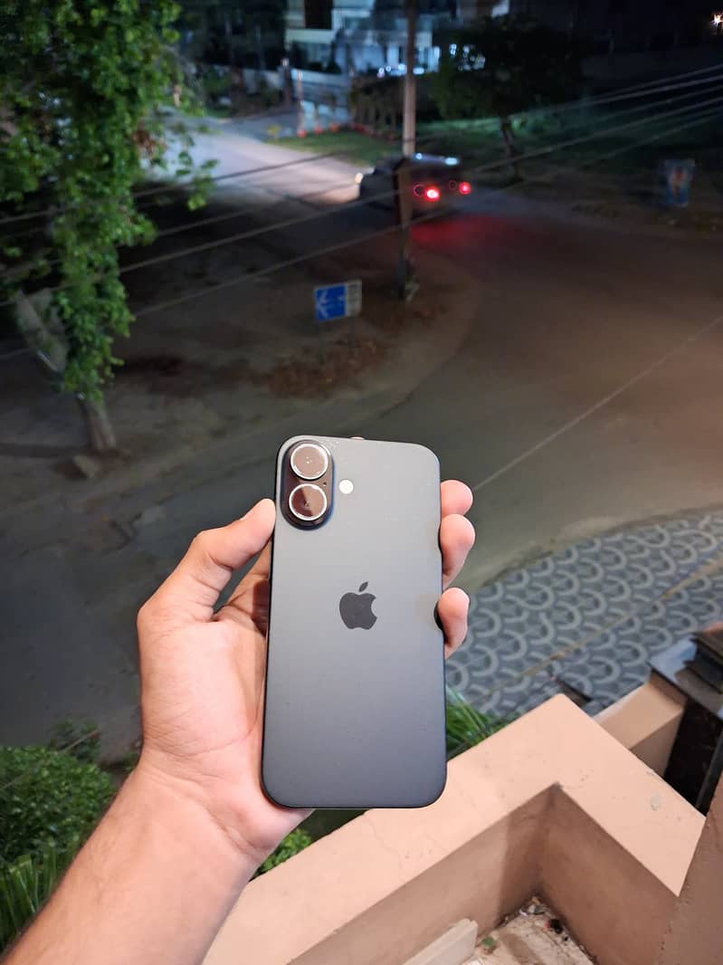 iPhone 16 4