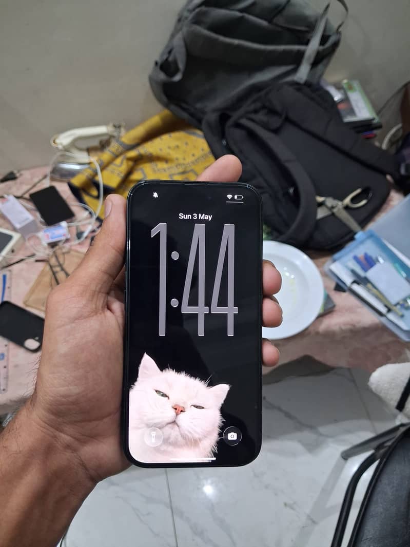 iPhone 16 12