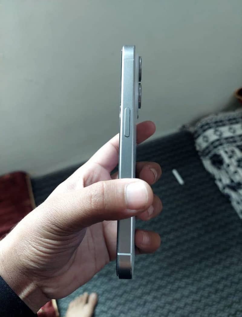 iPhone 15 pro 2