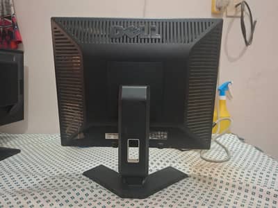 2x LCDs (19") of Dell and Campaq used