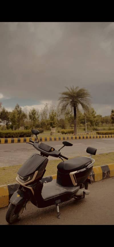urgent sell ramza king z scooty in black colour 10/10