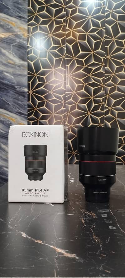 Samyang 85mm f1.4 with box