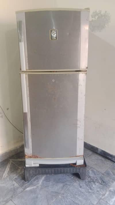 selling dawlance Fridge