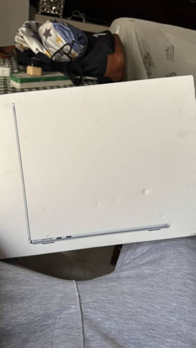 Macbook M5 Air Seal packed