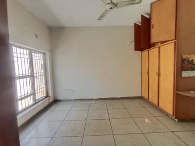 10 MARLA UPPER PORTION FOR RENT IN DHA PHASE 1 NEAR MASJID MARKET PARK