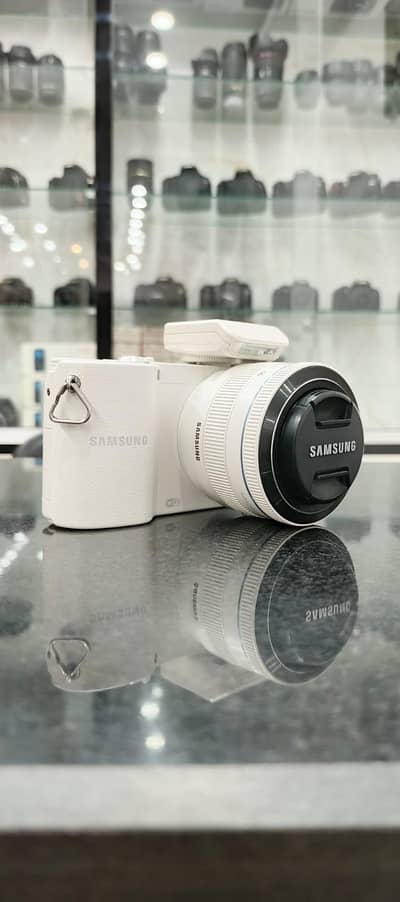 Samsung NX 1000 With 20-50mm Lens Mirrorless Camera