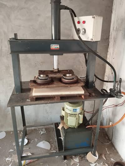 Disposable Plate molding machine with five dyes contact +923096762787