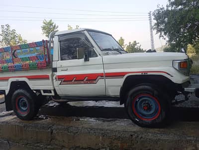 Toyota pickup land cruiser