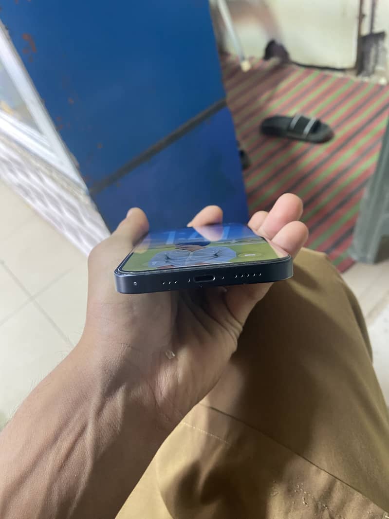 Apple iPhone 13 5