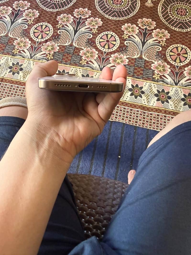 iPhone 16 Pro Max 4