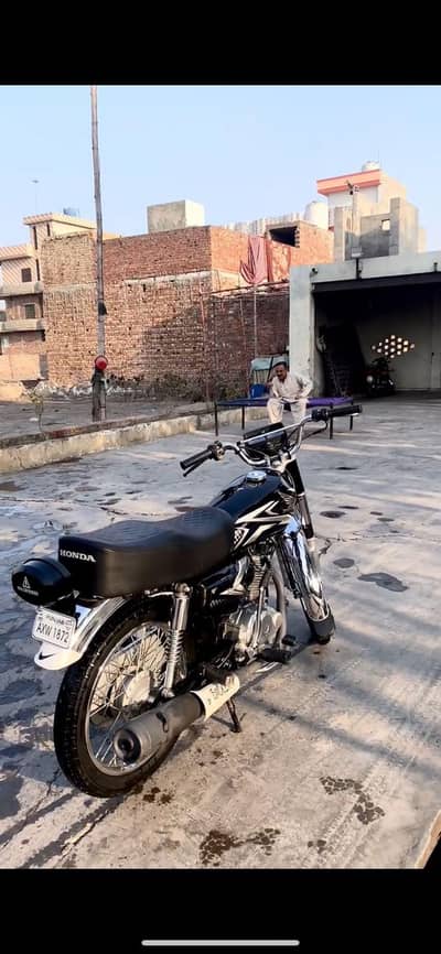 Honda 125 black