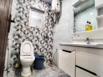 5 marla uperr portion Available For rent brand new condition neat and clean painta howa ha sarah neacha rental ha bajlii panii gass sub kuch Available ha Ali block