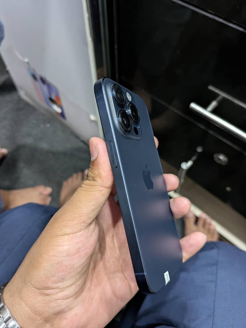 IPHONE 15 PRO 1