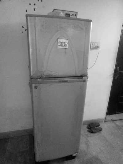 Normal condition fridge gas kum hai bus