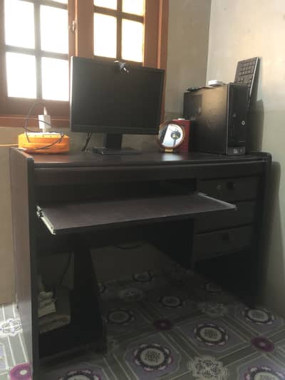 Computer table