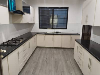 1 kanal slightly used upper portion available for Rent in Z block Phase 3 DHA Lahore