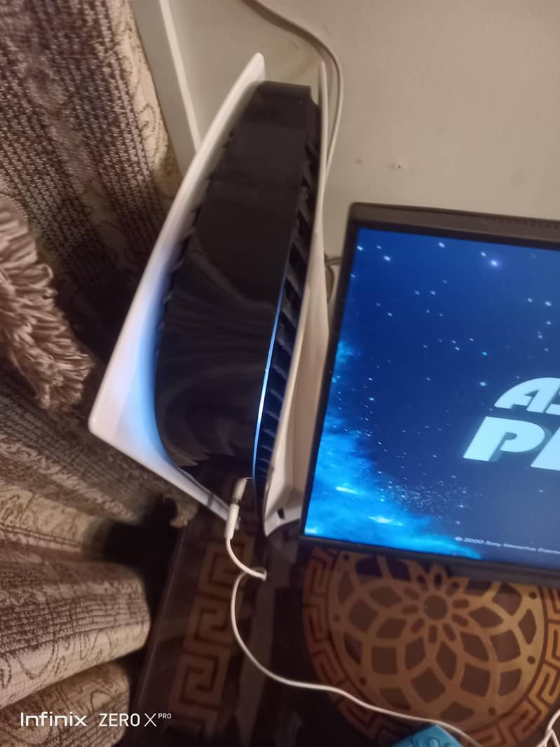 PS5 console with 1 controller 1