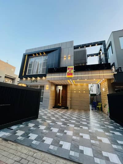 10 MARLA PRIME LOCATION 60FT WIDE ROAD ULTRA MODREN DESIGN LUXURIOUS HOUSE FOR SALE BAHRIA TOWN LAHORE