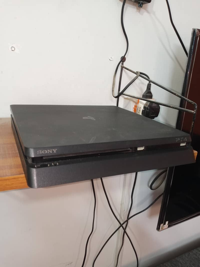 PS4 Console and Controller 0