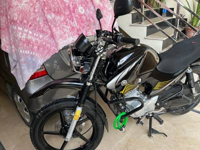 YAMAHA YBR 125G 2025 -- metallic black- zero meter condition