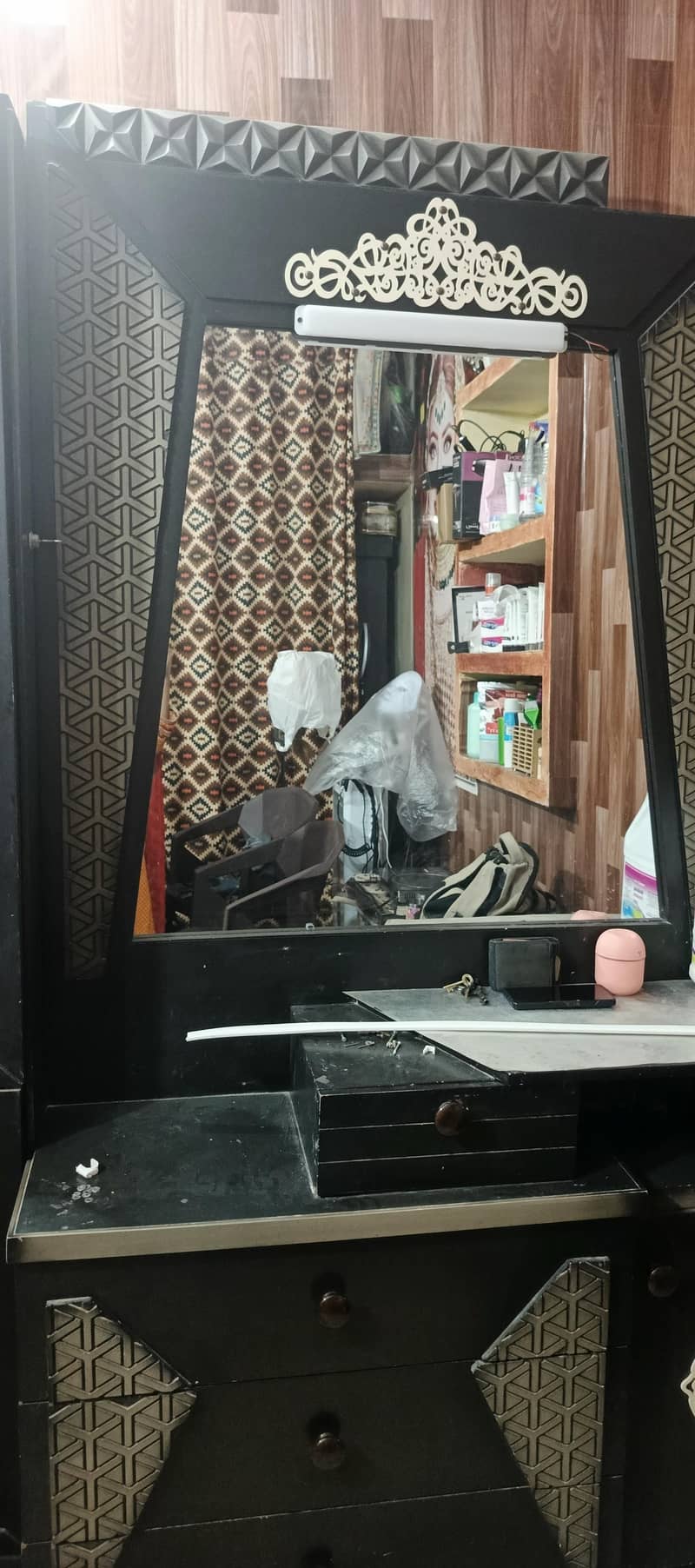 double bed with dressing table 0