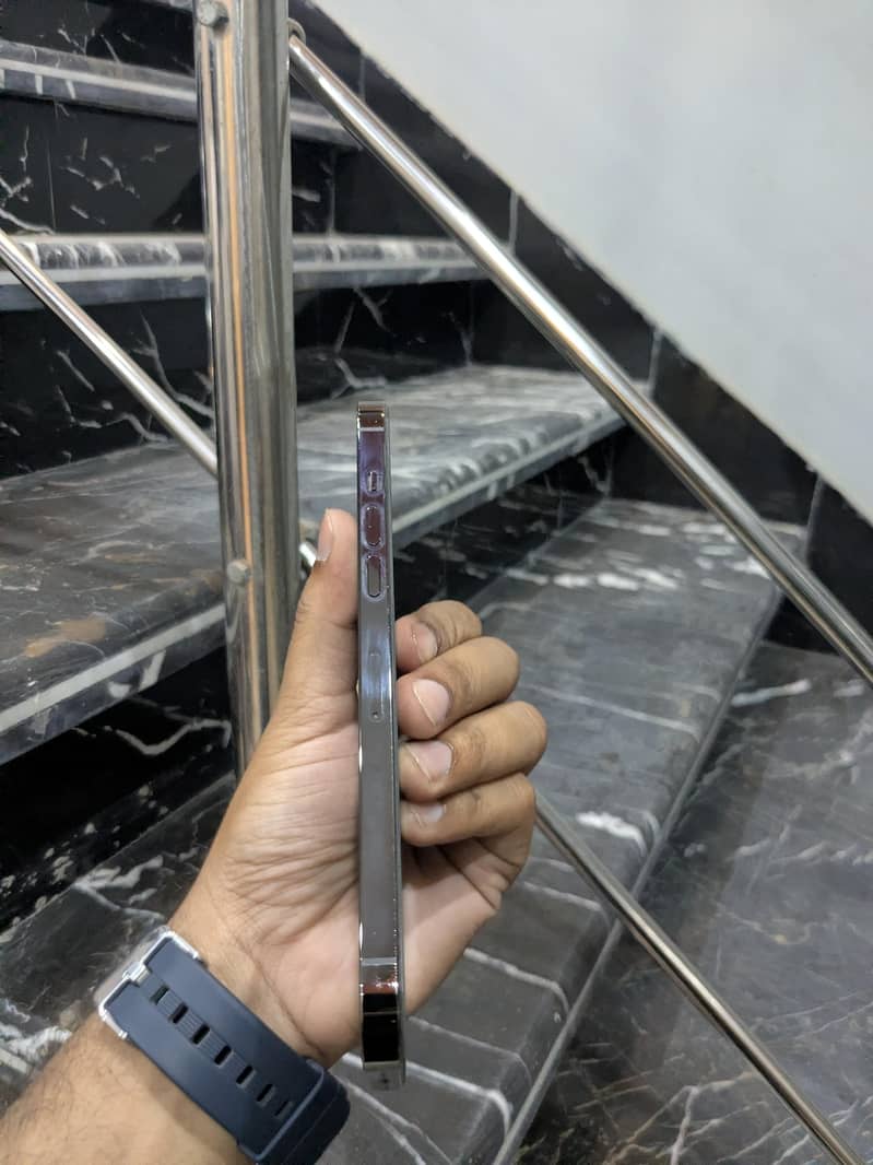 Iphone 12 pro max 4