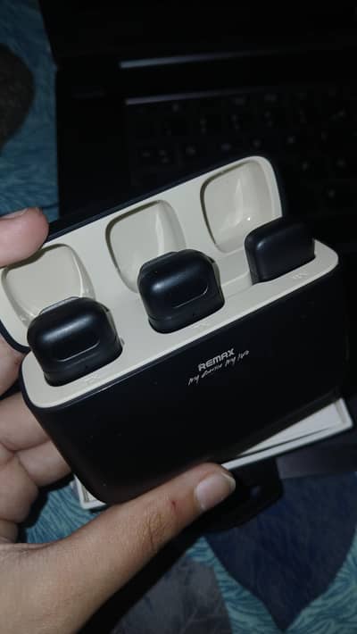 Remax K15 Wireless Microphone (One-to-Two) – Like New!