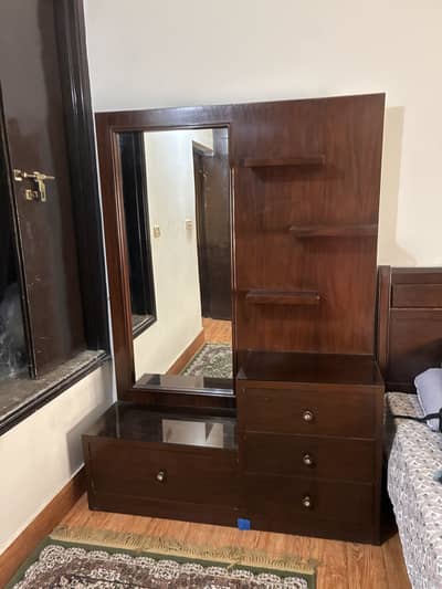 Dressers mirror with drawers