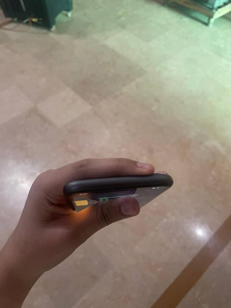 IPHONE 11 4