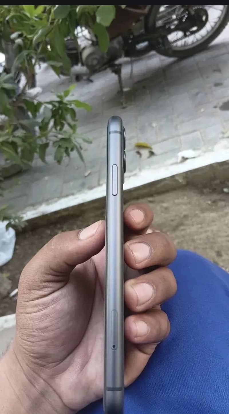 iPhone 11 3